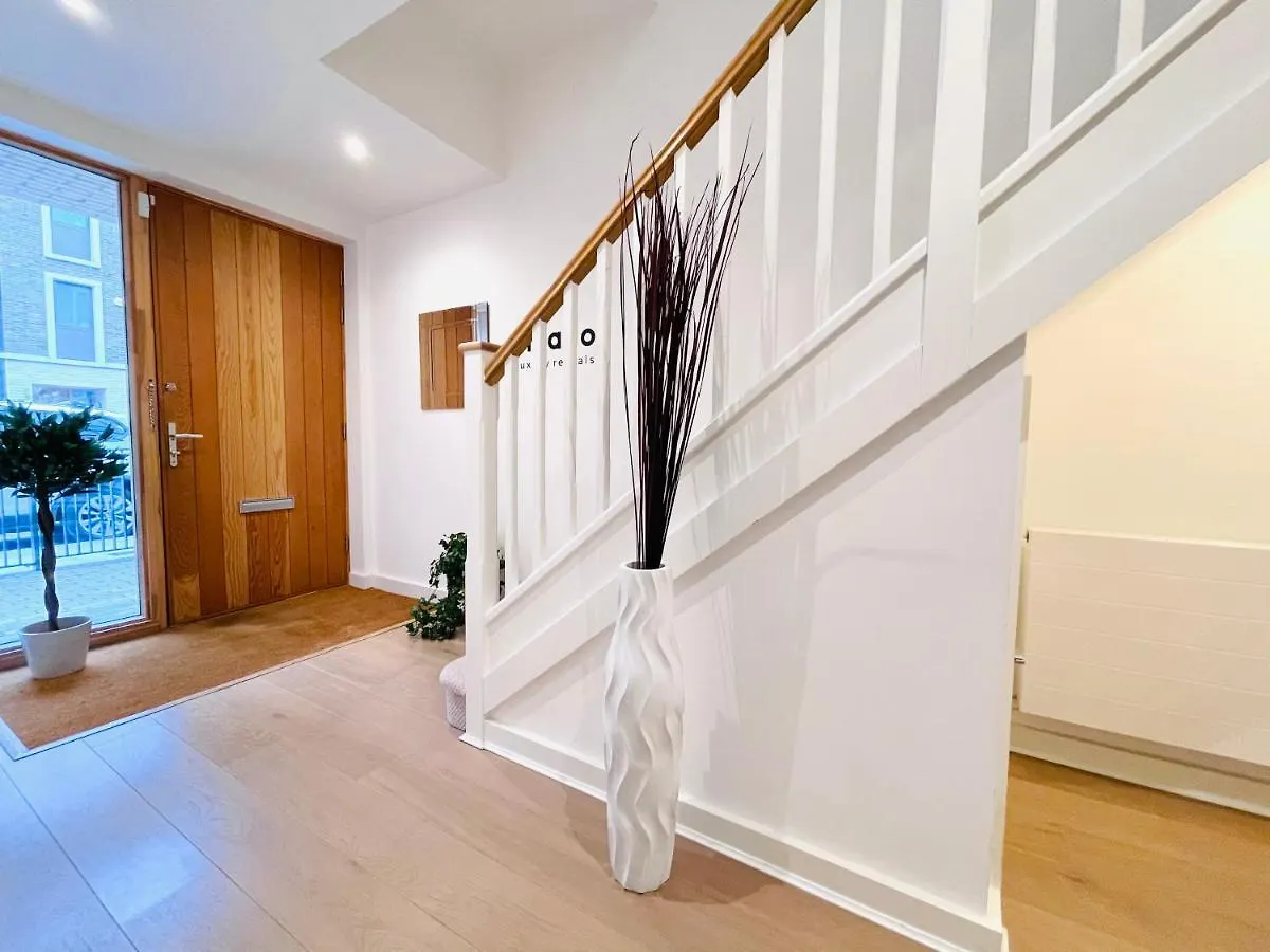 Holiday home Olympic Family Home, With Own Garden Bliss London